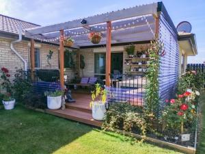 Relaxing home from home في إنفيركارجِِيل: شرفة بها نباتات مزروعة في أصص وعريشة +13 صورة