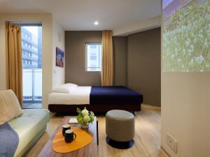 Minn Umeda North في أوساكا: غرفة فندق بها سرير وأريكة +22 صورة