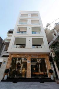 Un edificio alto y blanco con una tienda. en TD Apartment, en Hai Phong
