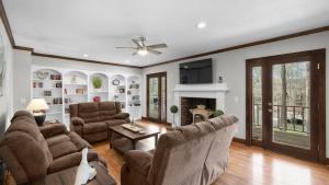 Et opholdsområde på Porch Paradise by AvantStay New Pool Firepit