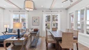 un soggiorno con un tavolo e un divano di Grayt Digs by AvantStay Next to Beach Oceanview a Santa Rosa Beach