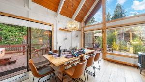 Κήπος έξω από το Classic A-Frame Cabin w Hot Tub Deck Easy Access Near Ski Lake Summit Haven by AvantStay