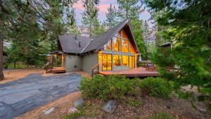 Κήπος έξω από το Classic A-Frame Cabin w Hot Tub Deck Easy Access Near Ski Lake Summit Haven by AvantStay