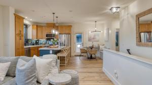 Кухня или мини-кухня в Sunset Serenity by AvantStay Rooftop w Hot Tub Fire Pit 3 Blocks to Beach
