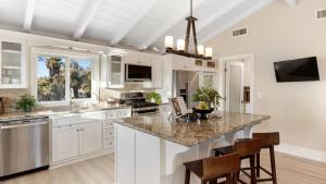 Kuchyň nebo kuchyňský kout v ubytování Bordeaux by AvantStay Private Pool Hot Tub Game Room Near Temecula