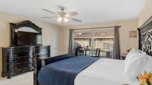 Postel nebo postele na pokoji v ubytování Bordeaux by AvantStay Private Pool Hot Tub Game Room Near Temecula + 42 fotografií