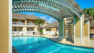 Bazén v ubytování The Beautiful Place by AvantStay Mins to Beach Family-Friendly Pool nebo v jeho okolí