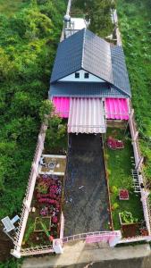 Cloudy homestay في Bảo Lâm: منظر جوي لمنزل مع حديقة