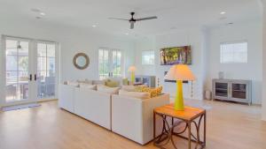 Nhà bếp/bếp nhỏ tại 311 Carolina by AvantStay Rooftop Ocean Views w Pool