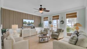 Телевизор и/или развлекательный центр в 109 Grand Pavilion by AvantStay Beachfront Views