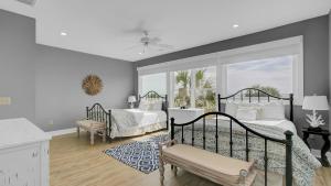 Кровать или кровати в номере 109 Grand Pavilion by AvantStay Beachfront Views +43 фотографии