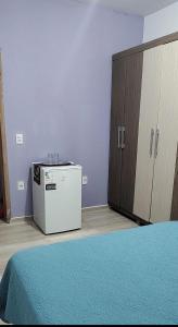 Ένα ή περισσότερα κρεβάτια σε δωμάτιο στο Quarto com frigobar e ar condicionado em Bombas