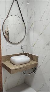 Ένα μπάνιο στο Quarto com frigobar e ar condicionado em Bombas