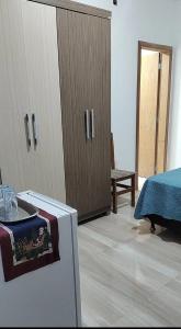 Ένα ή περισσότερα κρεβάτια σε δωμάτιο στο Quarto com frigobar e ar condicionado em Bombas