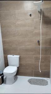 Ένα μπάνιο στο Quarto com frigobar e ar condicionado em Bombas