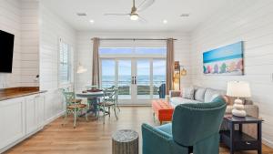Et tv og/eller underholdning på Beachfront Home w Pool Ocean Views Charleston Access Big Turtle