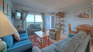 Гостиная зона в Beachfront Condo w Ocean View 2 Pools Boardwalk to the Beach Island Getaway