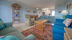 Гостиная зона в Beachfront Condo w Ocean View 2 Pools Boardwalk to the Beach Island Getaway