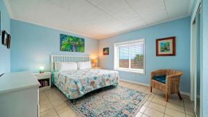 Кровать или кровати в номере Beachfront Condo w Ocean View 2 Pools Boardwalk to the Beach Island Getaway +45 фотографий