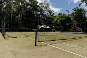 Lakefront Luxury Pool BBQ Mountain Views في كولوم: شبكة تنس على ملعب تنس