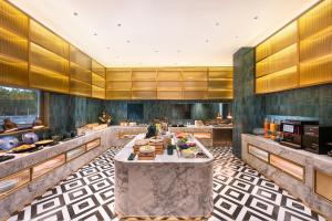 a large kitchen with a table in the middle at Qingzhou Ancient City Minxin Hotel in Qingzhou