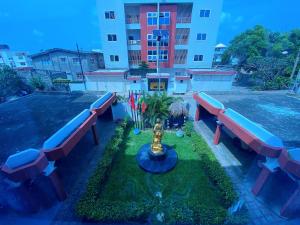 cortile con fontana al centro di un edificio di Hôtel Amazone a Cotonou