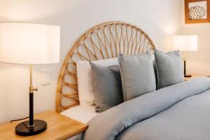 Lakefront Luxury Pool BBQ Mountain Views في كولوم: سرير بمخدات ومصباح على طاولة +51 صورة