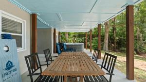 Fotografie z fotogalerie ubytování Lake Days by AvantStay Hot Tub Firepit Game Room Private Dock Access v destinaci Sherrills Ford