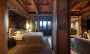 Un dormitorio con una cama grande y un espejo. en Hutong Moli Hotel, en Beijing
