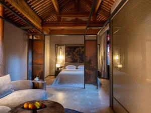 Un dormitorio con una cama, un sofá y una mesa. en Hutong Moli Hotel, en Beijing 132 fotos más