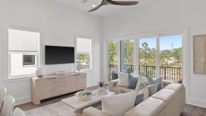 Μια τηλεόραση ή/και κέντρο ψυχαγωγίας στο Pool Hot Tub Firepit Golf Cart Included Walk to Beach Near Gulf Place