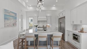 Η κουζίνα ή μικρή κουζίνα στο Pool Hot Tub Firepit Golf Cart Included Walk to Beach Near Gulf Place