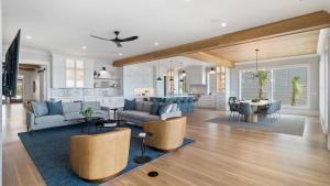 Гостиная зона в 712 Ocean Blvd by AvantStay New Construction w Pool Game Zone Private Beach Access and Oceanfront Views