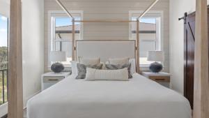 Ένα ή περισσότερα κρεβάτια σε δωμάτιο στο Pool Hot Tub Firepit Golf Cart Included Walk to Beach Near Gulf Place +47 φωτογραφίες