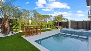 Πισίνα στο ή κοντά στο Pool Hot Tub Firepit Golf Cart Included Walk to Beach Near Gulf Place