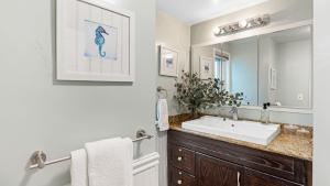 Waterfront Views Shared Dock Short Walk to Beach Shops Surf Edgewater B by AvantStay في شاطئ نيوبورت: حمام مزود بحوض ومِرآة +78 صورة