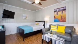 Waterfront Views Shared Dock Short Walk to Beach Shops Surf Edgewater B by AvantStay في شاطئ نيوبورت: غرفة نوم بها سرير وأريكة وجهاز تلفزيون