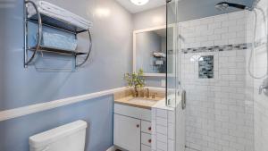 Et badeværelse på The Edgewater Condos by AvantStay Waterfront Views and Short Walk to Beach + 45 billeder