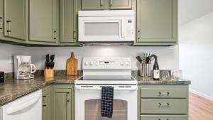 Kuchyň nebo kuchyňský kout v ubytování Little Pisgah Sunrise by AvantStay Mountain View
