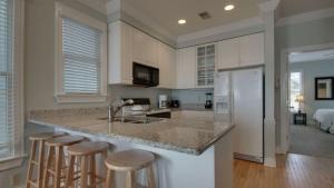 Кухня или мини-кухня в 110 Grand Pavilion by AvantStay Direct Access To Grand Pavilion Boardwalk
