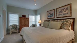 Кровать или кровати в номере 110 Grand Pavilion by AvantStay Direct Access To Grand Pavilion Boardwalk