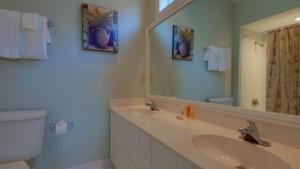 Ванная комната в 110 Grand Pavilion by AvantStay Direct Access To Grand Pavilion Boardwalk +21 фотография