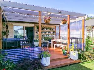 Relaxing home from home في إنفيركارجِِيل: سطح مع البرغولا وطاولة