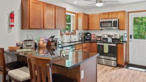 Køkken eller tekøkken på Maple Oasis by AvantStay Newly Built w Hot Tub Game Room Fire Pit