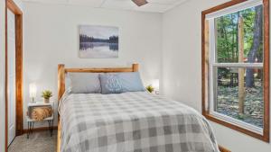 En eller flere senge i et værelse på Maple Oasis by AvantStay Newly Built w Hot Tub Game Room Fire Pit + 40 billeder