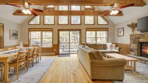 O zonă de relaxare la Woodland Oasis by AvantStay Hot Tub Firepit Walk to Lake