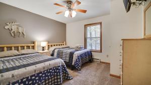 Un pat sau paturi într-o cameră la Woodland Oasis by AvantStay Hot Tub Firepit Walk to Lake