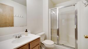 O baie la Woodland Oasis by AvantStay Hot Tub Firepit Walk to Lake +48 fotografii