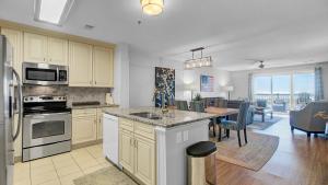 Кухня или мини-кухня в Beachfront 3BDR Condo w Pool Deck Ocean Views Ocean Blvd 102 by AvantStay
