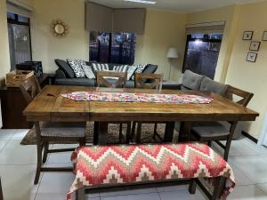 una sala de estar con una mesa y un sofá en Hostal Mundet, en Punta Arenas 23 fotos más